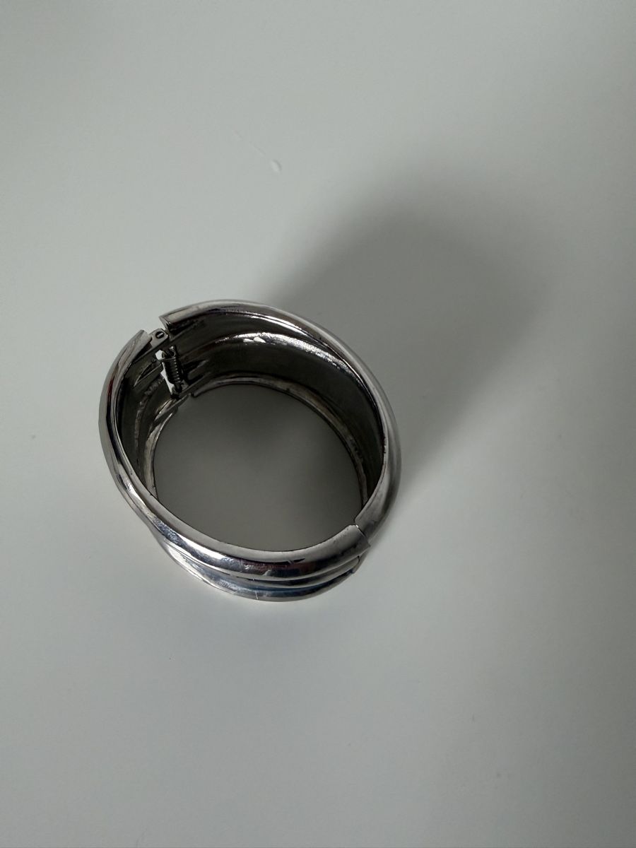 Armbänder & -reifen: Vintage  Wide Silver Tone Cuff Bracelet – Gebraucht aus Knonau von Grapesvintage 3