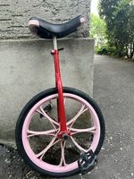 Rotes Einrad, pinke Felge