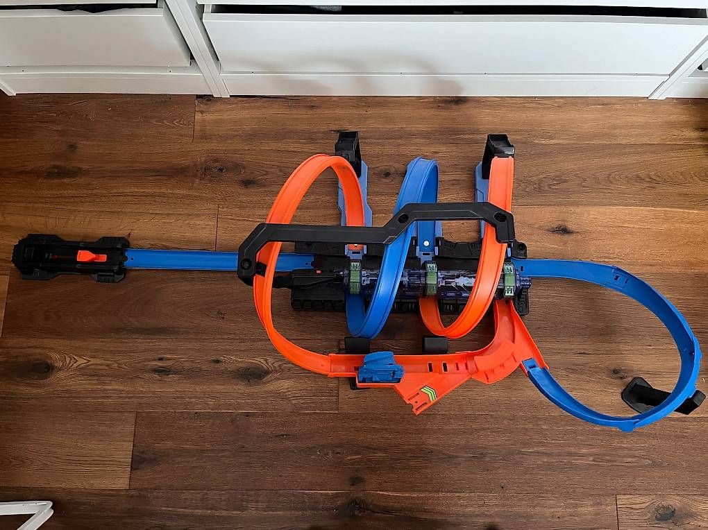 Spielzeuge: Hot Wheels Korkenzieher-Crash Trackset mit 3 Autos – Gebraucht aus Mühlethurnen von JackyCindy 2