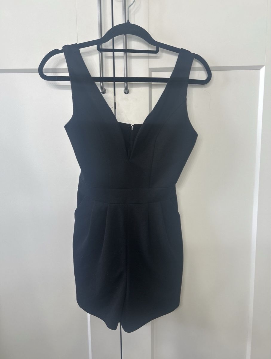 Tute: Black V-neck romper – Nuovo (secondo la descrizione) da Winterthur venduto da sel_g95h
