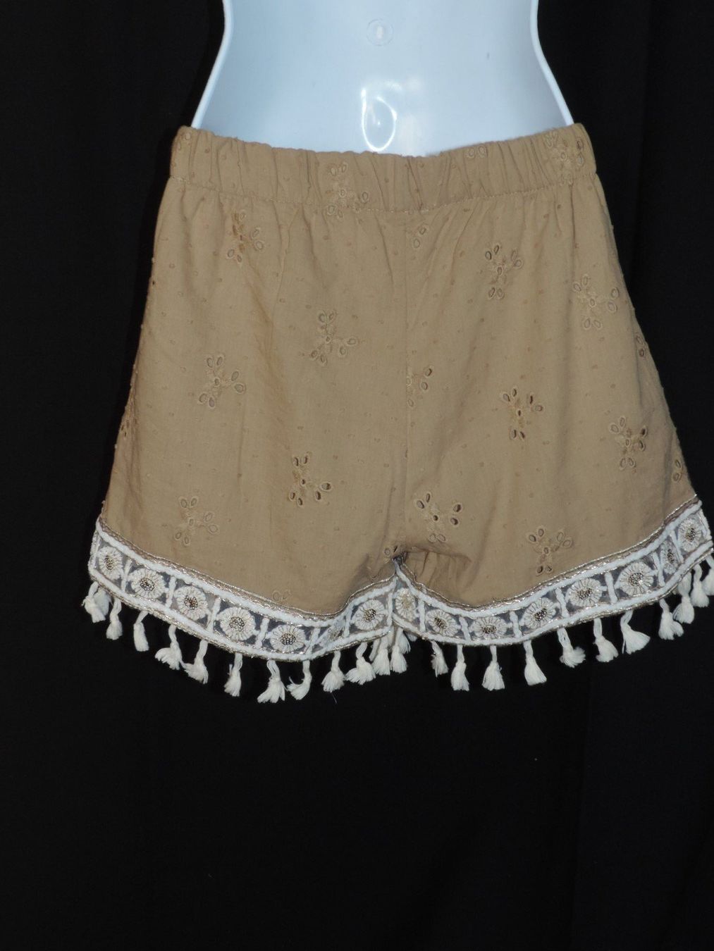Pantalons: short beige avec dorure – D'occasion à Genève par Axelle333 6