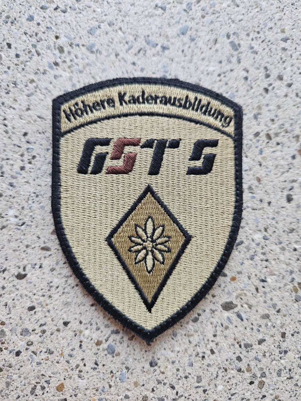 Schweizer Armee Plaketten & Abzeichen: *** Badge Höhere Kaderausbildung mit klett *** – Gebraucht aus Riedholz von fr_sIruP