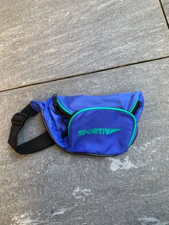 zwei Bauchtaschen, blau und gelb pink, sportiv