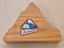 Pin / Badge  "Zermatt" in Holzsockel