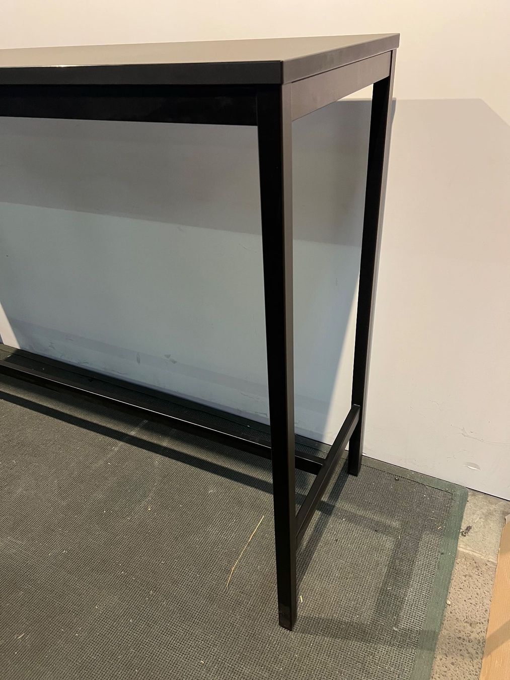 Tavoli: 028 HÜBA Designer Bartisch / Stehtisch – Usato da Wangen an der Aare venduto da TBYN 4