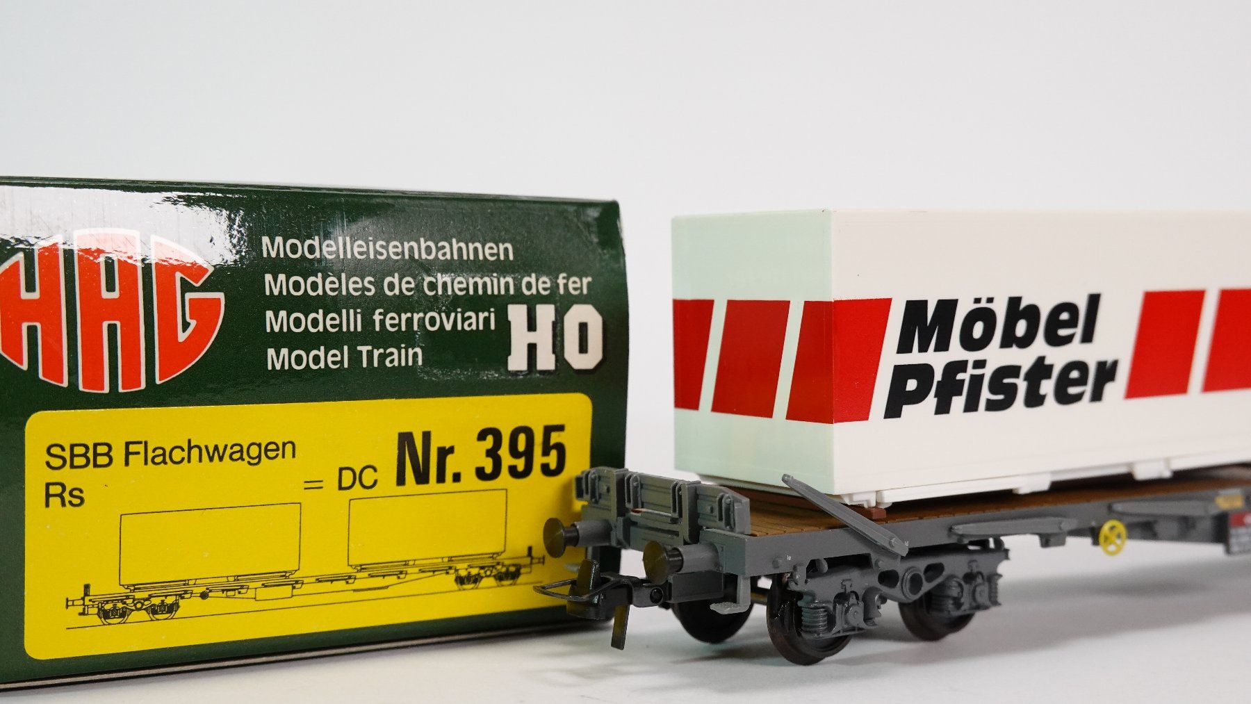 Hag Modellini di ferrovie: 2ß HAG 399 SBB Flachwagen RS Möbel Pfister – Usato da Uetendorf venduto da tigermuegi