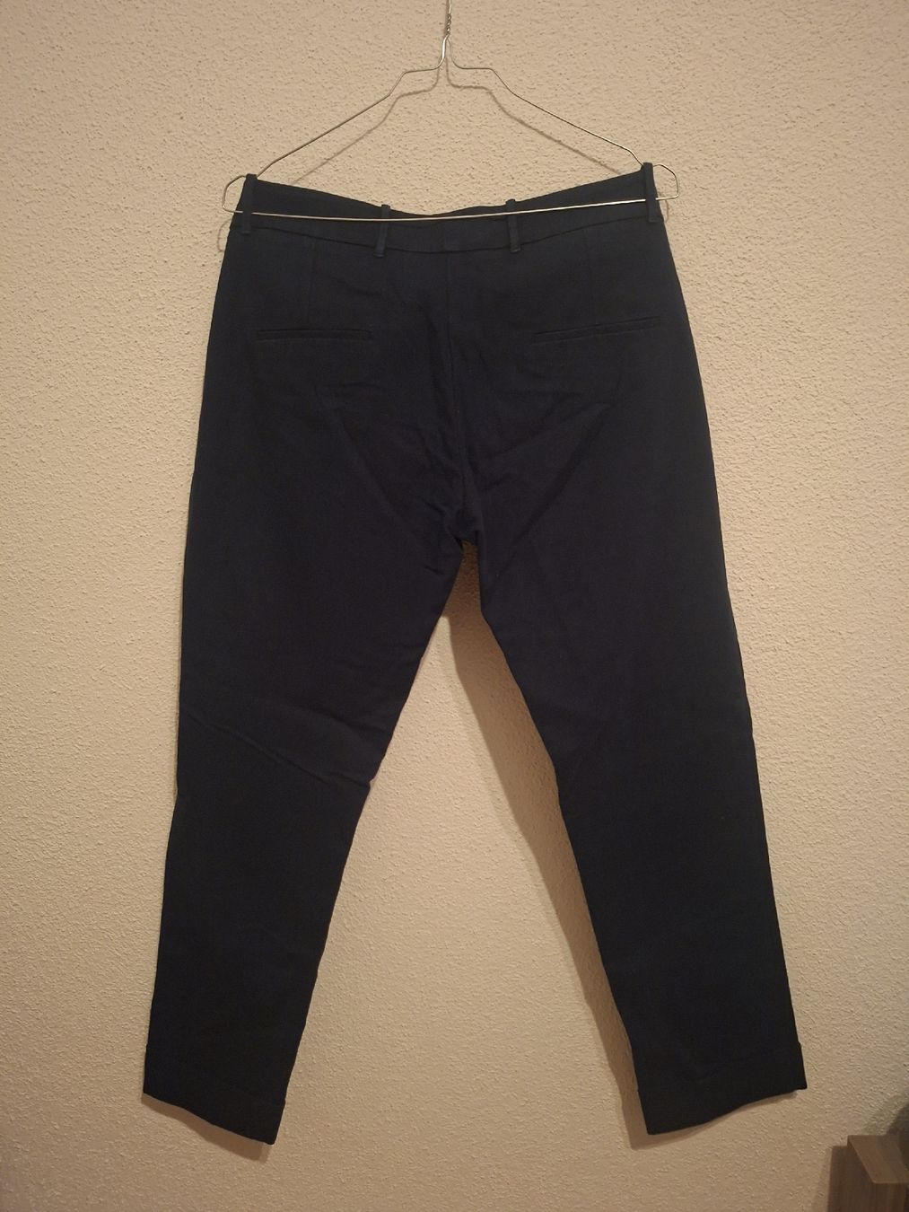 Pantaloni: Mango Bundfaltenhose, Gr. 42, Dunkelblau – Usato da Lengwil venduto da Gastman45 2