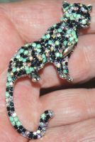 Brosche K-195 – Gepard – Strass Grün – 30x65mm