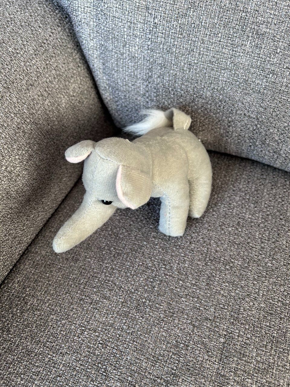 Giocattoli: Mini elefante grigio – Usato da Giubiasco venduto da LorisVale 1