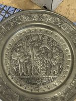 Dekorative Platte aus geprägtem Metall im persischen Stil