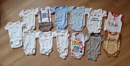 11 Kurzarm Bodys und 2 Trägerbodys Gr. 62/68