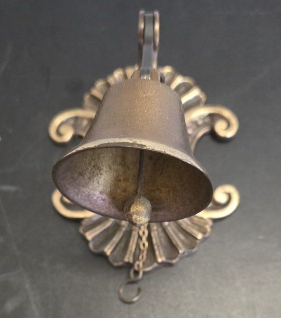 Campanacci mucche: Vintage Wandglocke aus Messing Glocke – Usato da Flums venduto da Flumsantik