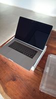 Apple MacBook Pro 15” – i7 / 16 GB / 256 GB SSD / Radeon Pro