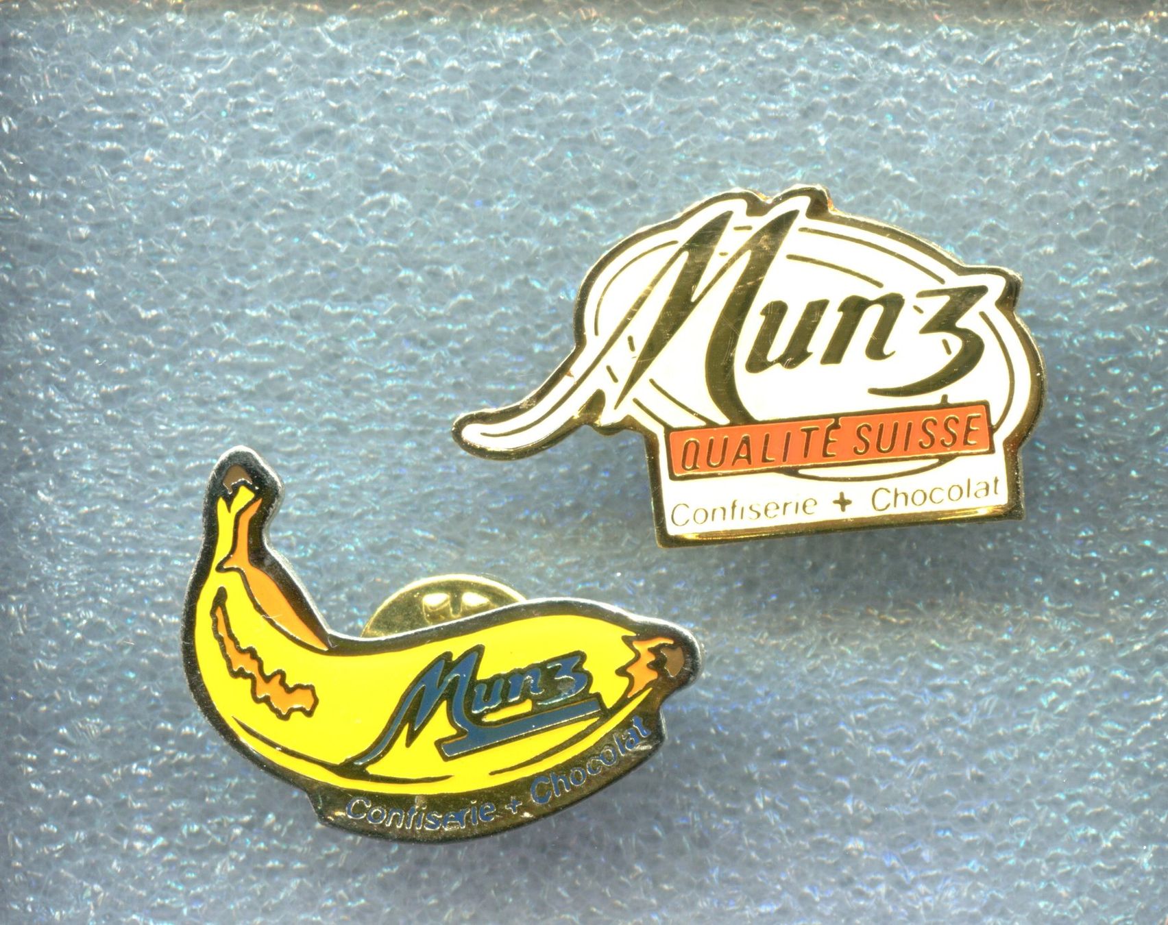 Placchette & Badge: 2 Pins  Munz  Schokolade – Usato da Winterthur venduto da Sammleroase