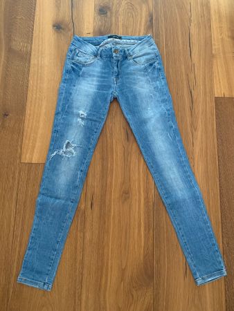 Jeans Blau mit kl. Löcher, Grösse 36