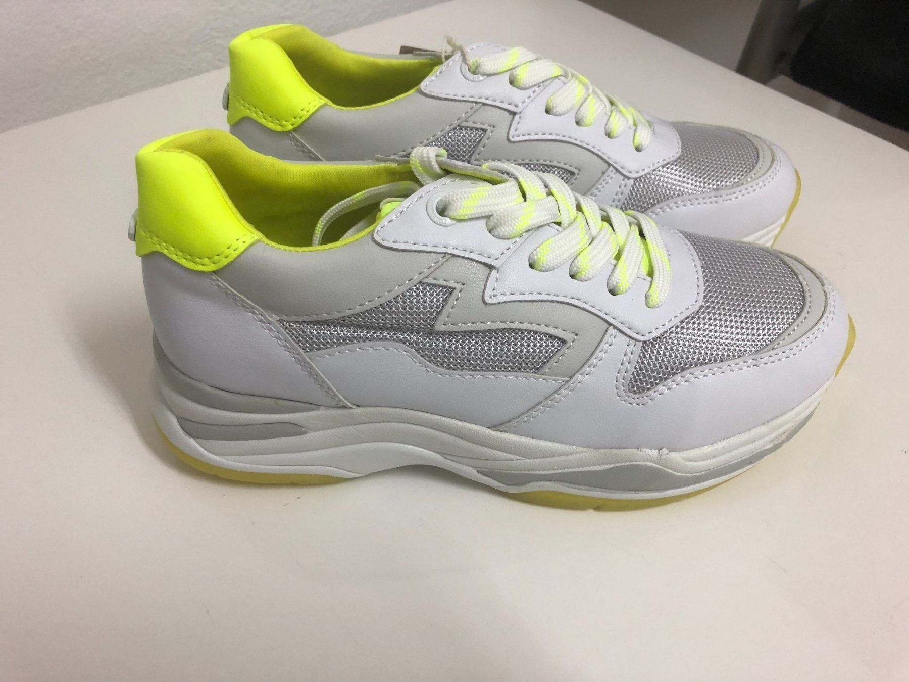Scarpe da donna: Neue Sneakers nicht getragen – Nuovo e nell'imballaggio originale da Gränichen venduto da inf_hm8t