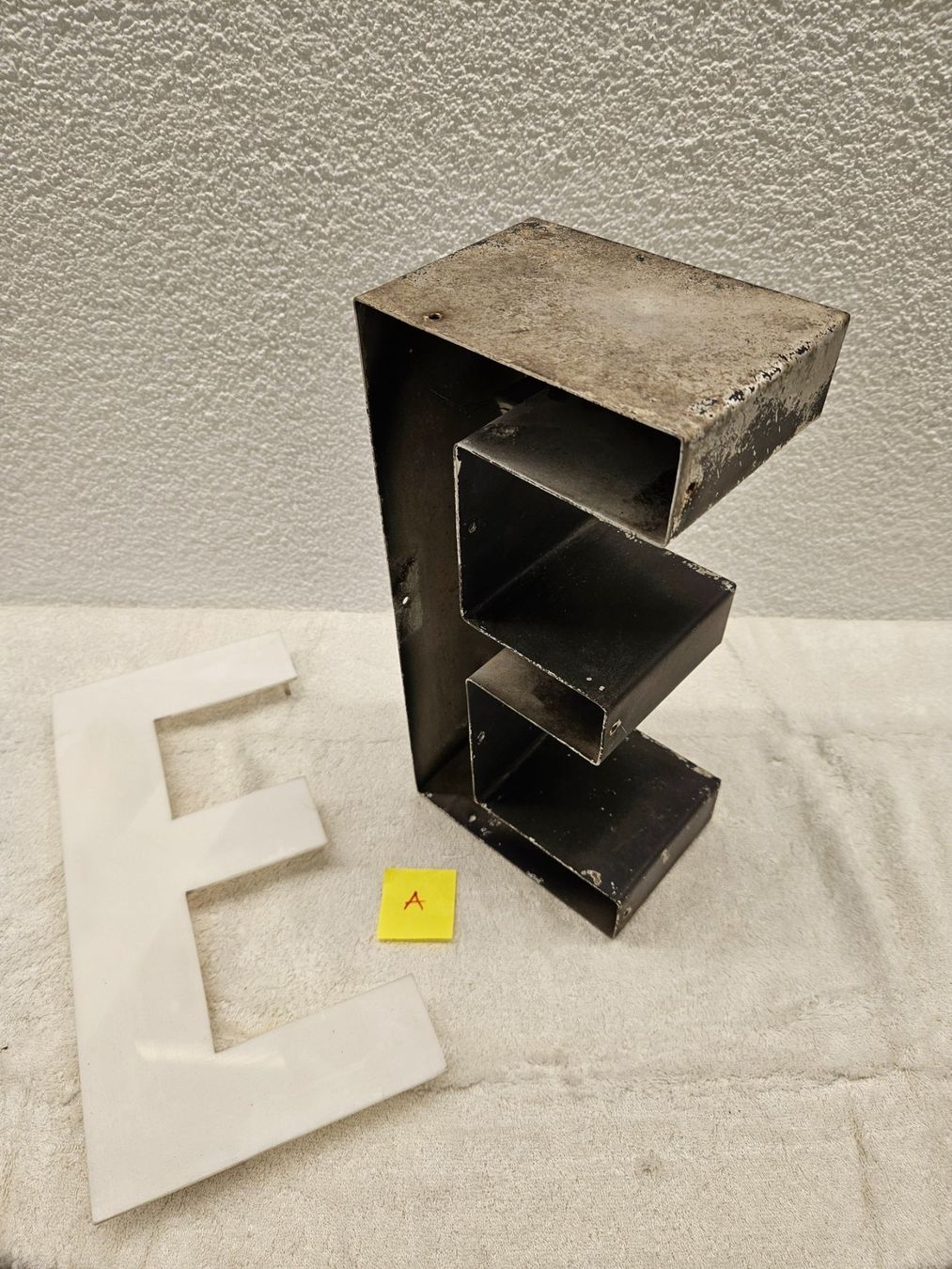 Alle Dekorationen: leuchtbuchstabe "E" deko vintage – Gebraucht aus effretikon von scharki01 1