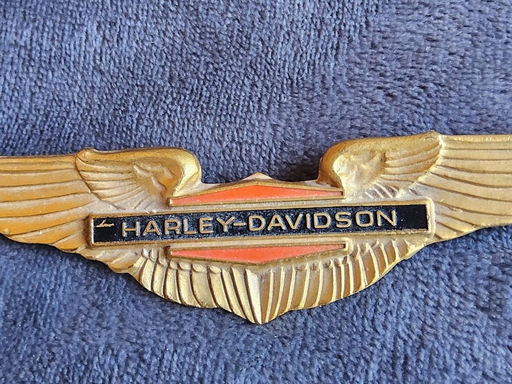 Harley-Davidson Spille & Fermagli: Vintage Harley Davidson Gold Wing Bar & Shield Pin Brosche – Usato da Zürich venduto da SciTec 2