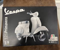 Vespa 125 Primavera 1:9 Plastic Model Kit ITALERI 4633