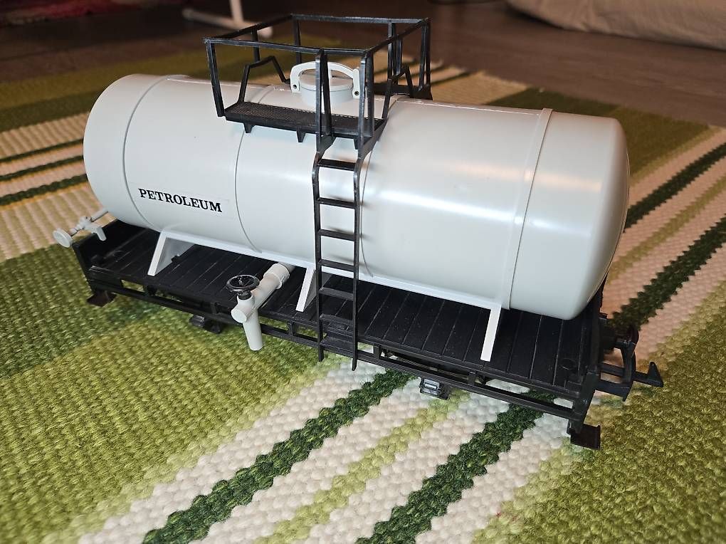 LGB Modellini di ferrovie: LGB wagon citerne PETROLEUM 4040 – Usato da Satigny venduto da Gatoil