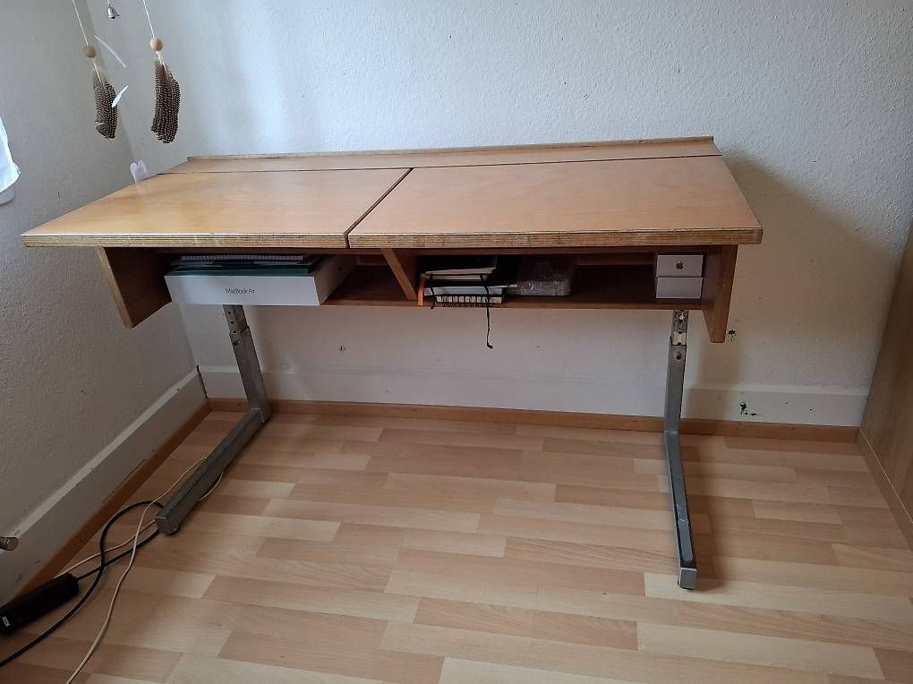 Bureaux: Tisch/ Schülerpult – D'occasion à St. Gallen par yun_2ftv