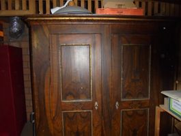 Antiker Schrank mit abnehmbarem Kranz.gelegenheit!