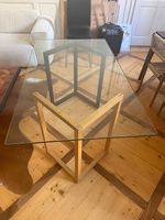 Table en verre avec pieds en bois