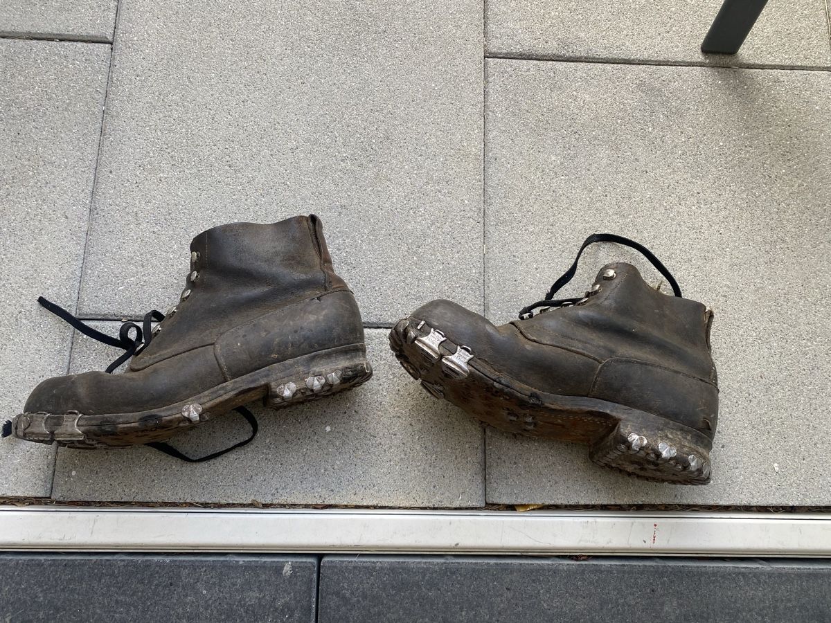 Herrenschuhe: Alte Nagelschuhe ca 42 – Gebraucht aus Mosnang von Goldwasser