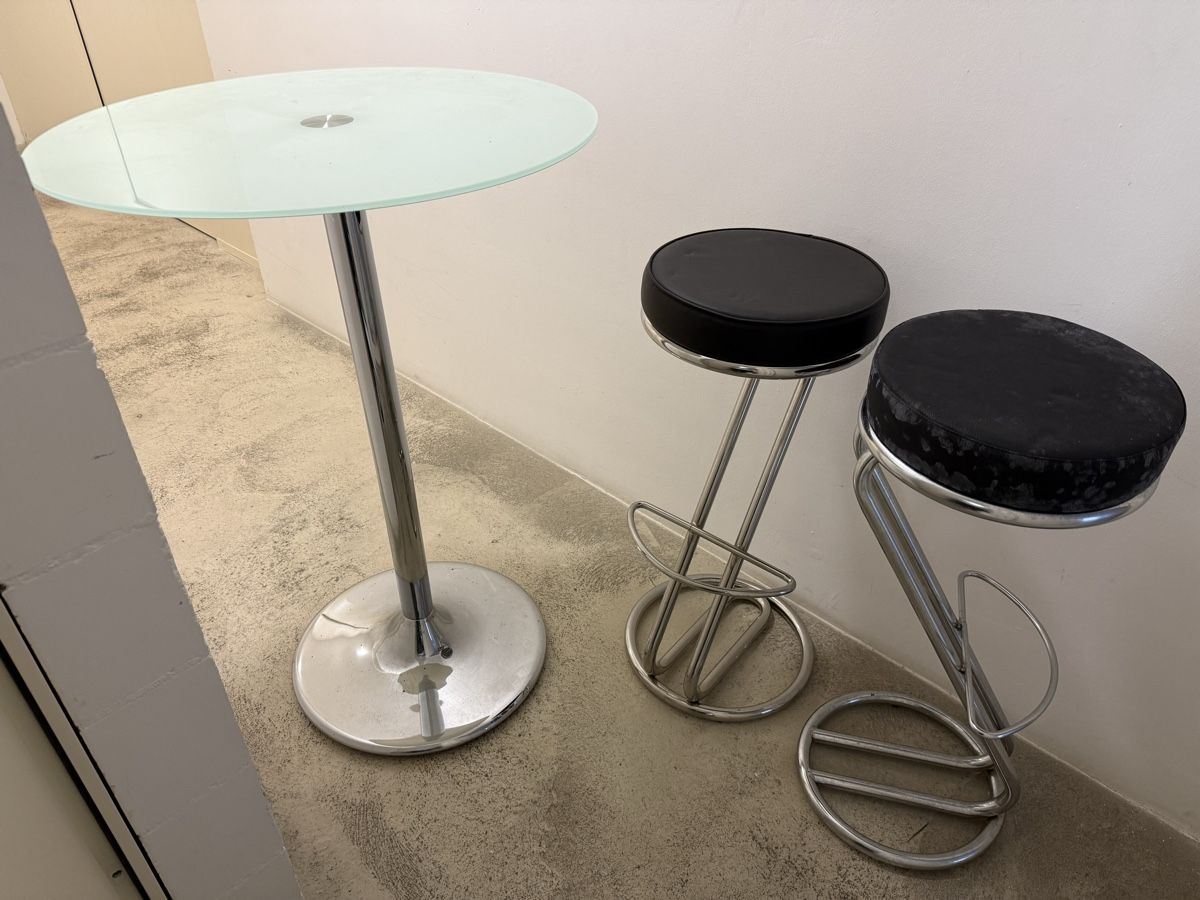 Tavoli: Bartisch inkl.2 Hocker – Usato da Möhlin venduto da mza84