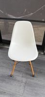 Chaise Vitra Eames blanche pieds bois bon état