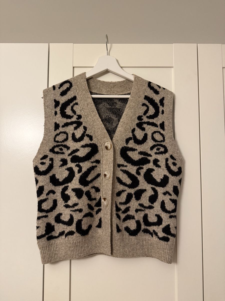 Gilets: Strickweste Leo Grösse S – Neuf avec emballage d'origine à Mörschwil par Seegurke18