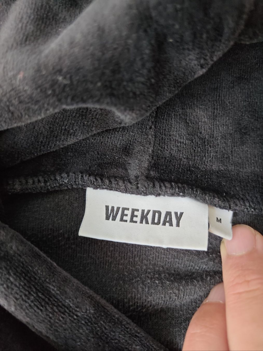 Weekday Pulls & Sweat-shirts: Schwarzer weicher Weekday-Hoodie, Gr. M – D'occasion à Zürich par jan_dwt5 1