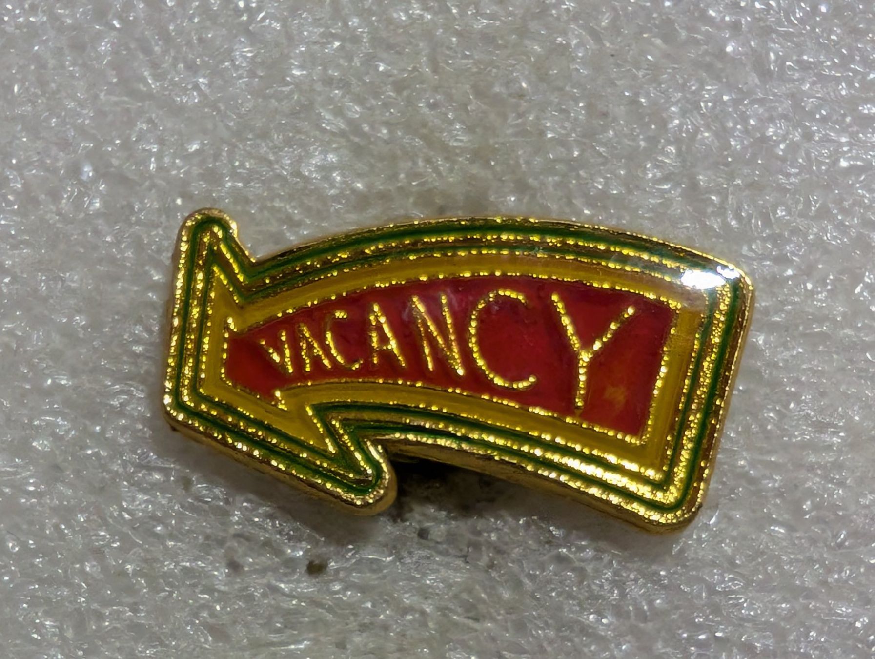 Plaquettes & Badges: Ansteckpin 155: Vacancy – D'occasion à Oppligen par Pin-Fall-Shop