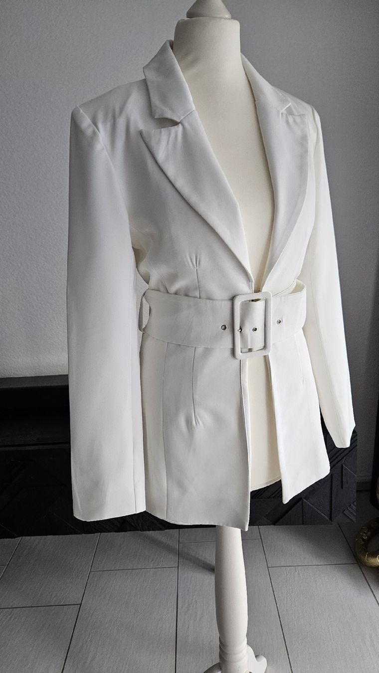 Jacken: weiße Jacke mit Gürtel – Gebraucht aus Bülach von Recherchieren 2