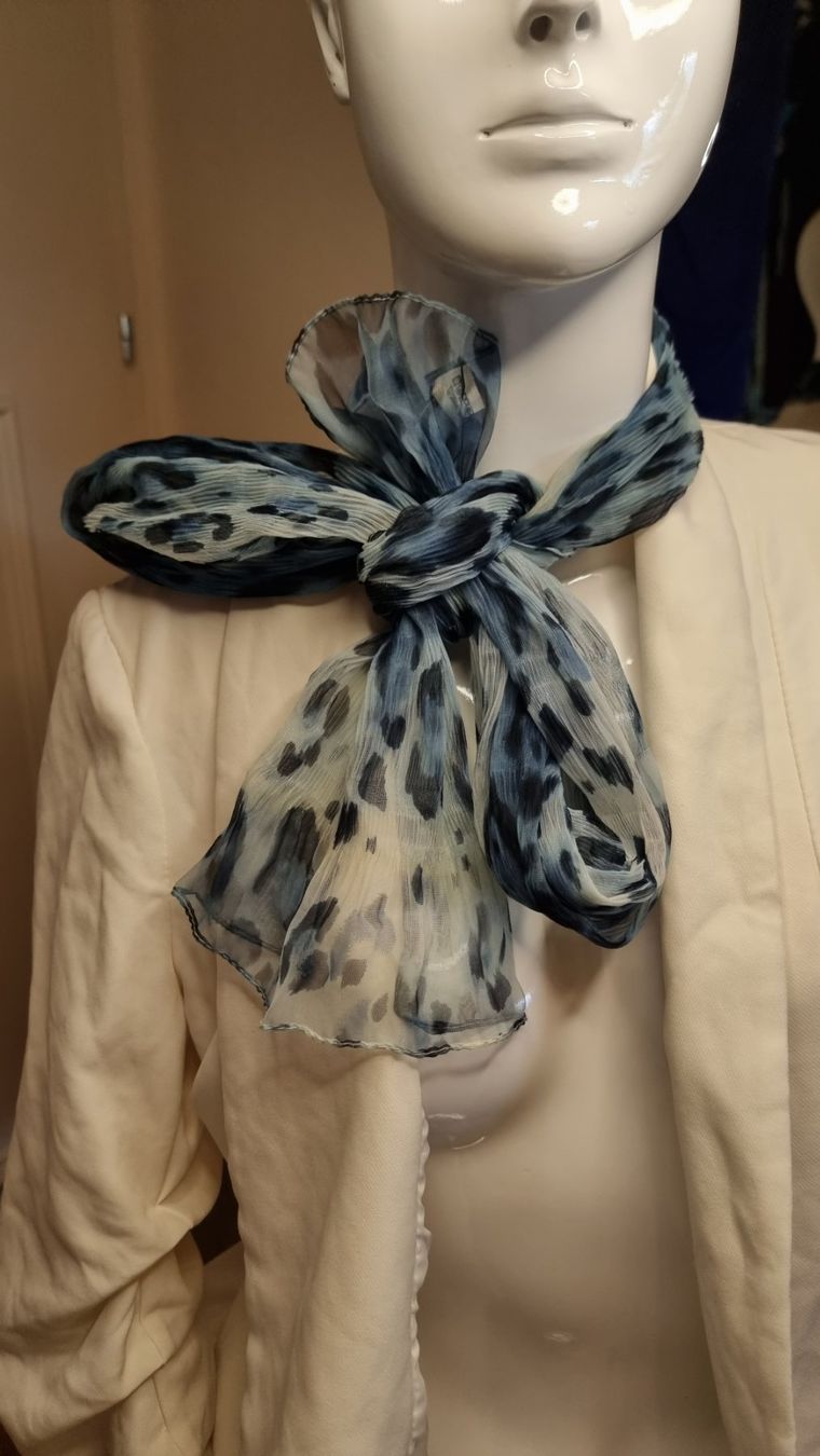 Foulard & Sciarpe: Eleganter Schal mit blauem Leopardmuster – Usato da Wald ZH venduto da CapLux 3
