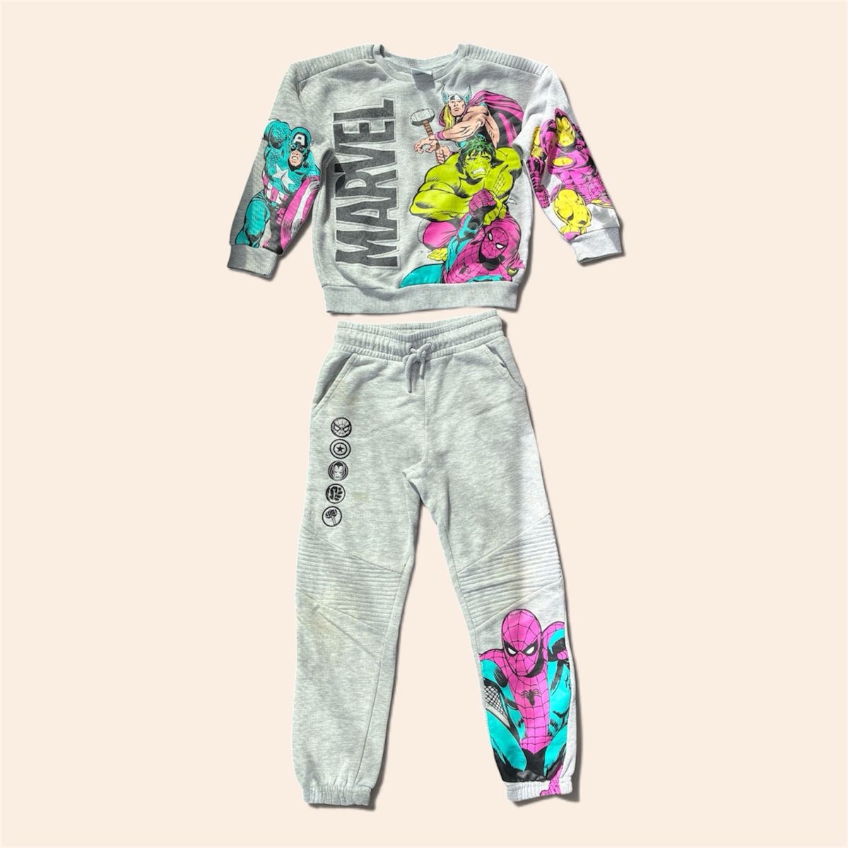 Hosen: ENSEMBLE JOGGING MARVEL GRIS POUR ENFANT – Neu (gemäss Beschreibung) aus Lausanne von mar_6snp
