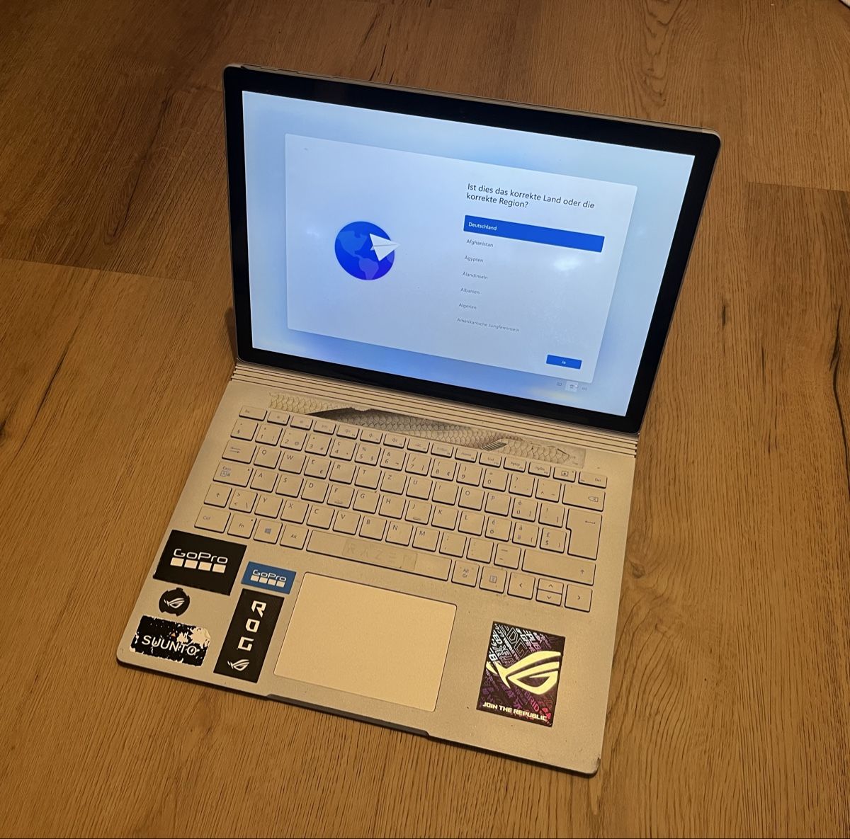 Microsoft Portables: Microsoft Surface Book 2 Laptop mit Ladekabel – Défectueux à Mörschwil par Levian