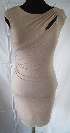 Figurbetontes Glitzerkleid hellrosa mit Raffungen & Cut-Out