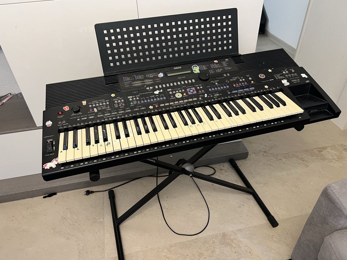 Yamaha Musikinstrumente: Yamaha PSR-1700 – Gebraucht aus Lüsslingen von amyhys