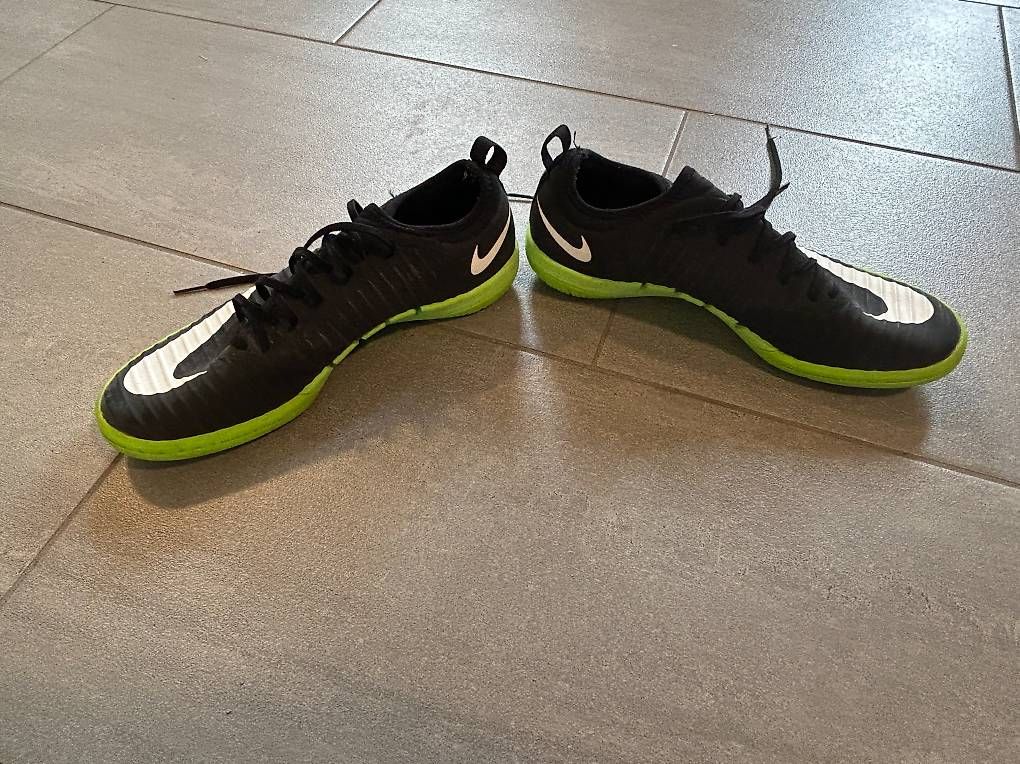 Chaussures hommes: Nike Hallenschuhe Gr. 41 – D'occasion à Thalheim an der Thur par Iselisberger 1