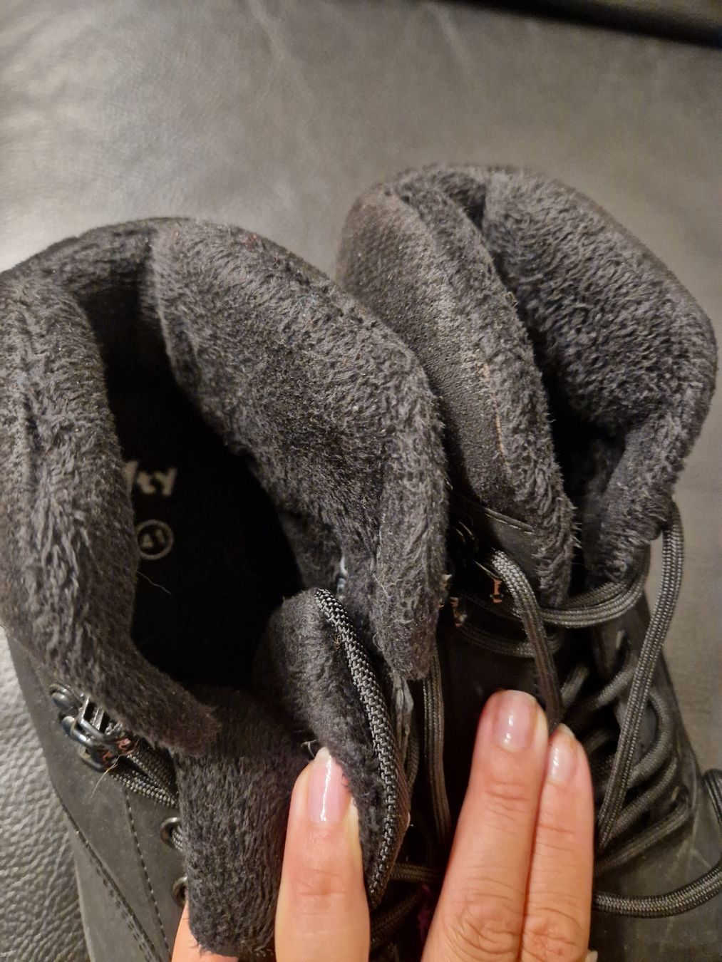 Scarpe da uomo: Chaussures d'hiver Vty noires pointure 41 – Usato da Penthaz venduto da Sosotroc 1
