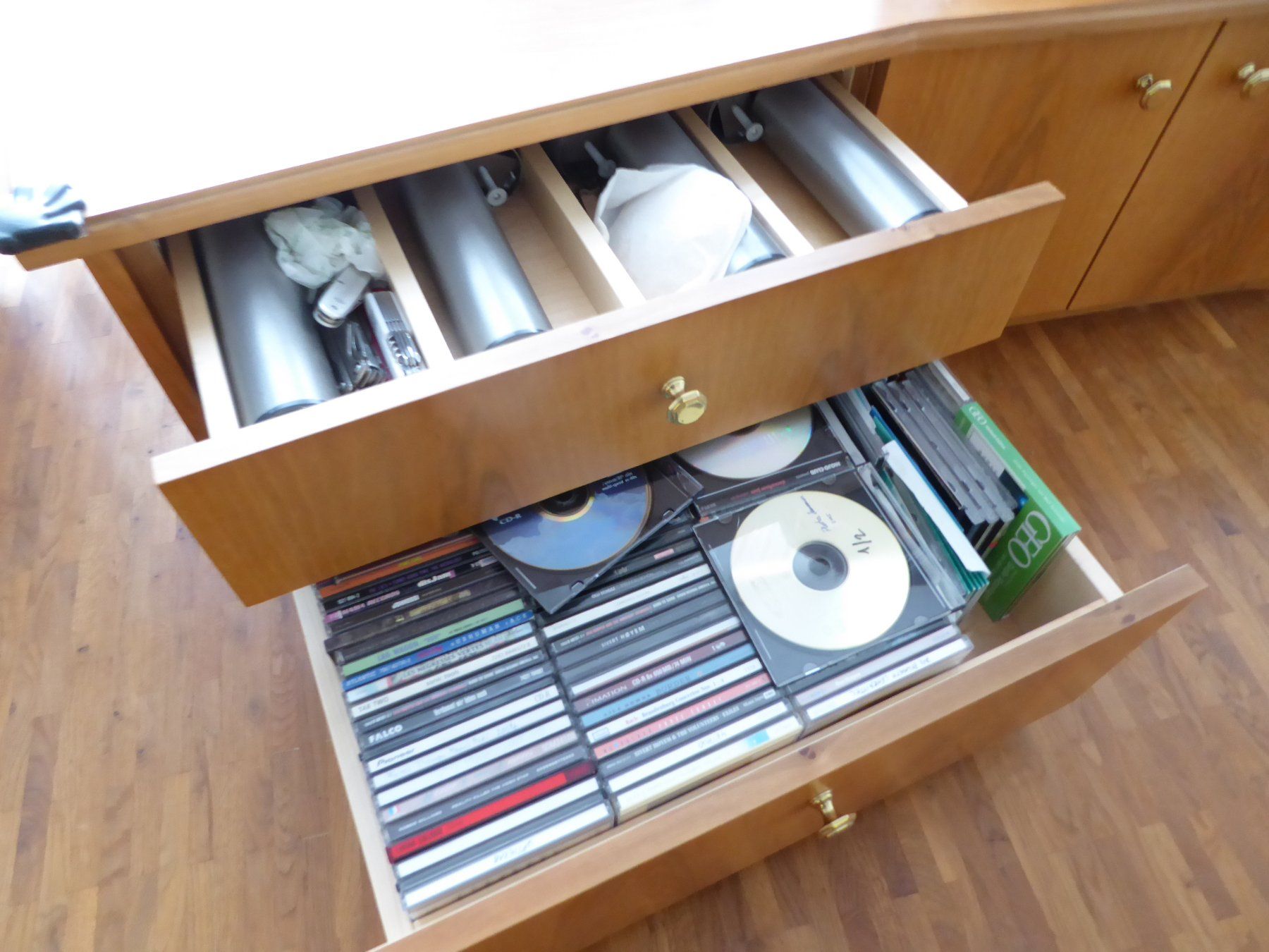 Cassettiere: Elegantes Nussbaummöbel Sideboard Drehbarer CD Ständer Möbel – Usato da Bubikon venduto da taerni 1