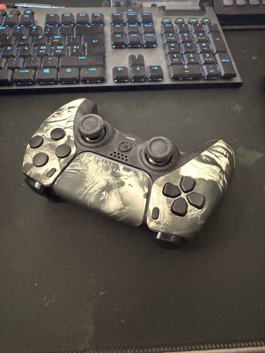 Sony Controller: Verkaufe einen AIM PS5 Controller im Joker Design  – Gebraucht aus Selzach von SiendoGaming