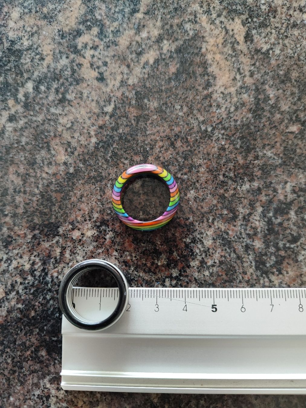Ringe: 2 Kunststoff -Ringe – Gebraucht aus Madiswil von marmotte63 5