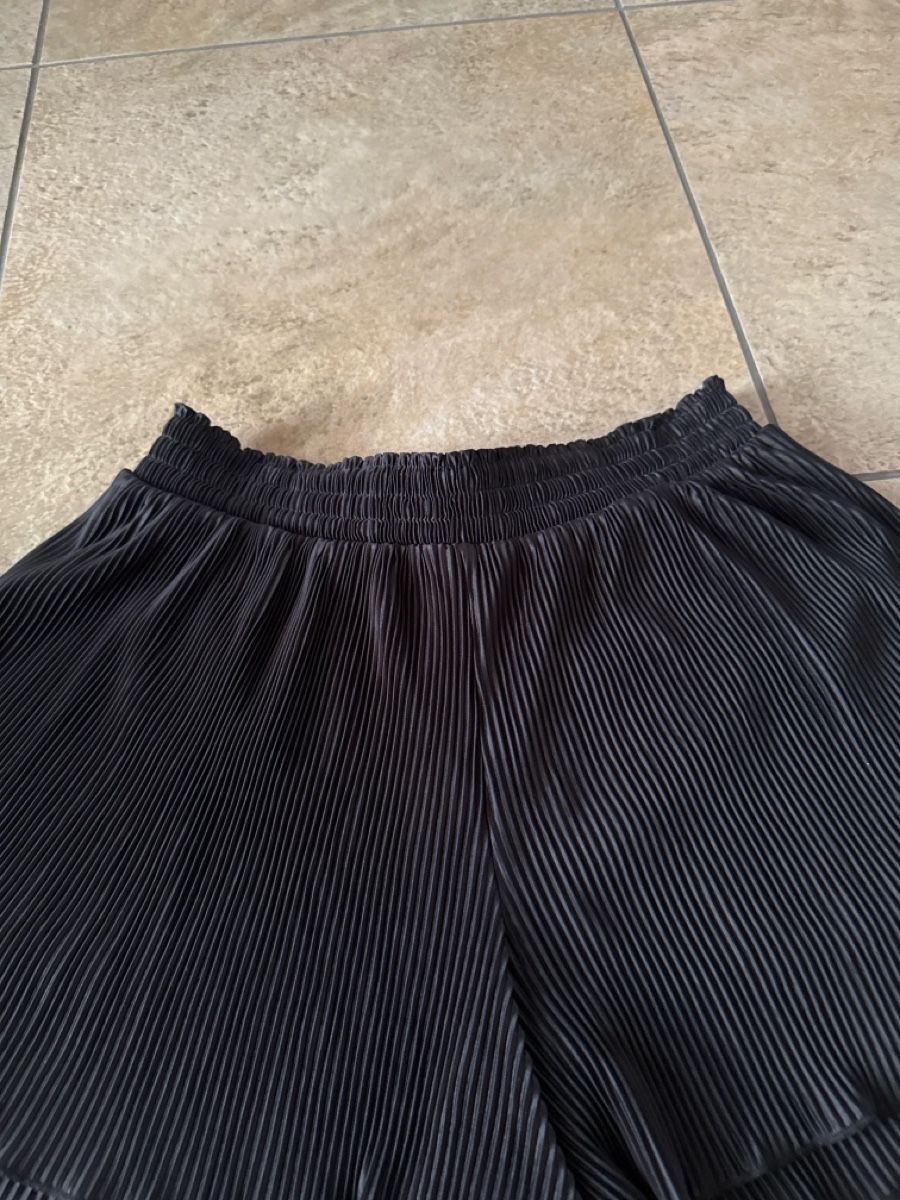 Bershka Pantaloni: Shorts von Bershka Grösse M – Nuovo e nell'imballaggio originale da Otelfingen venduto da Tommy112 1