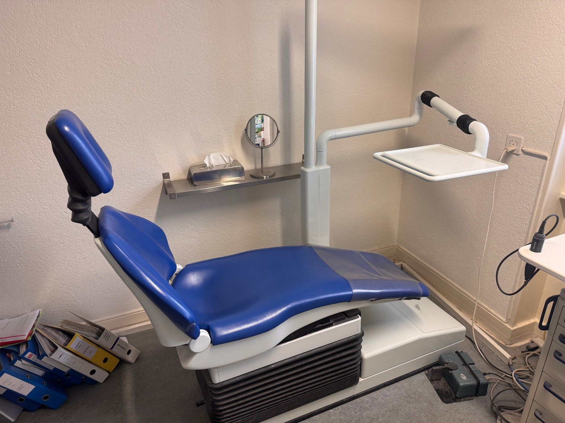 Zahnpflege: Behandlungsstuhl – Gebraucht aus Bottmingen von Lezzfezz 1