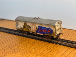 e1638: Güterwagen, auf alt gemacht, mit Graffiti (Spur N)