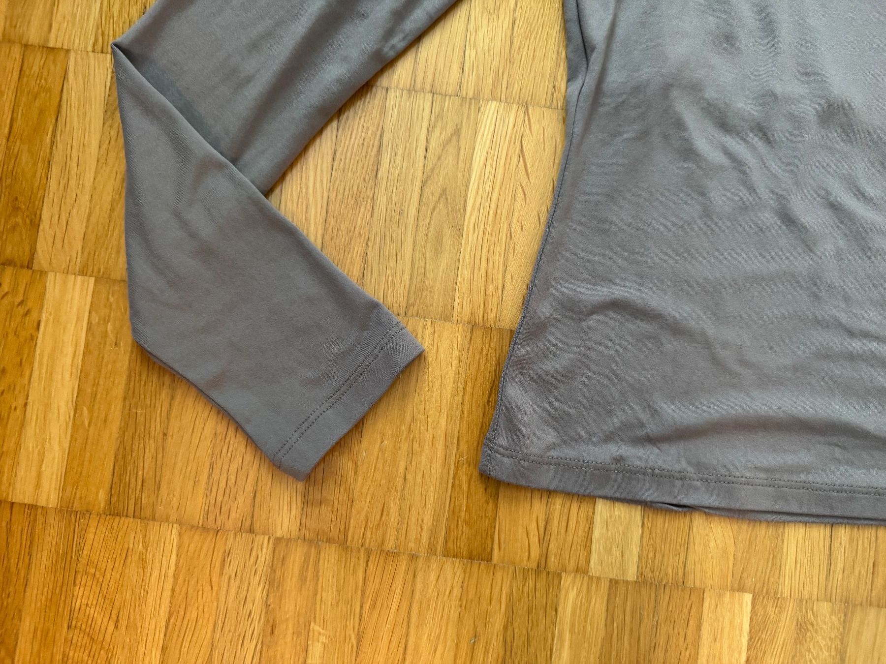 H&M T-shirt: H&M Trendiges Langarmshirt mit eckigem Ausschnitt, Grösse S – Usato da Jona venduto da Good_luck1_ 4