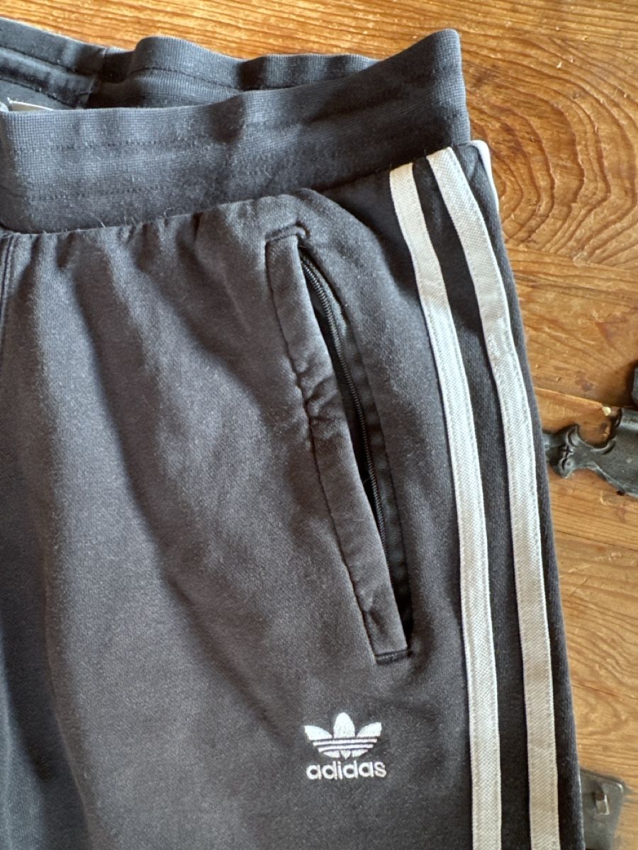 Adidas Costumes, combinaisons de sport et fonctionnelles: Adidas Trainer schwarz Gr.M  – D'occasion à Mauren par ducducturi 2