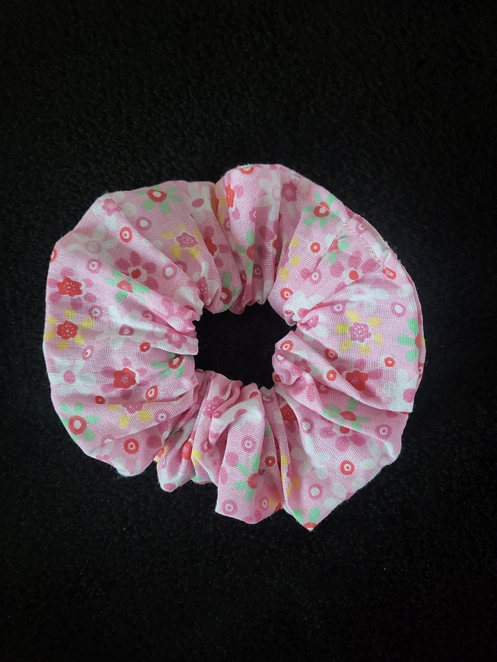 Accessori per capelli: Scrunchie / Blumenmuster / Handgenäht – Nuovo e nell'imballaggio originale da Lömmenschwil venduto da S4BR1N4